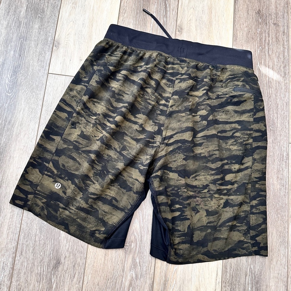 🖤 Men’s Lululemon Camouflage 9” shorts with pockets Size Medium excellent.